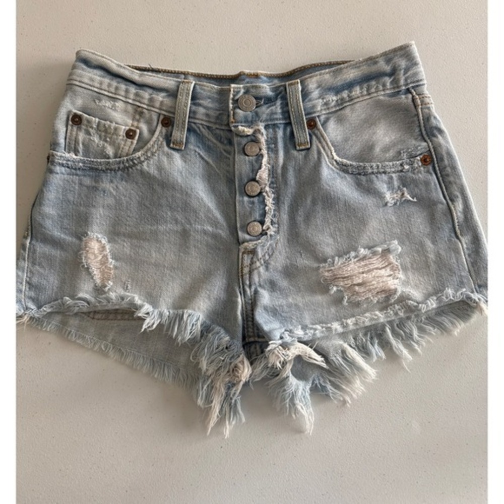 Levis 501 Women's Light Wash Distressed High Rise Denim Shorts Sz 24 32317-0042